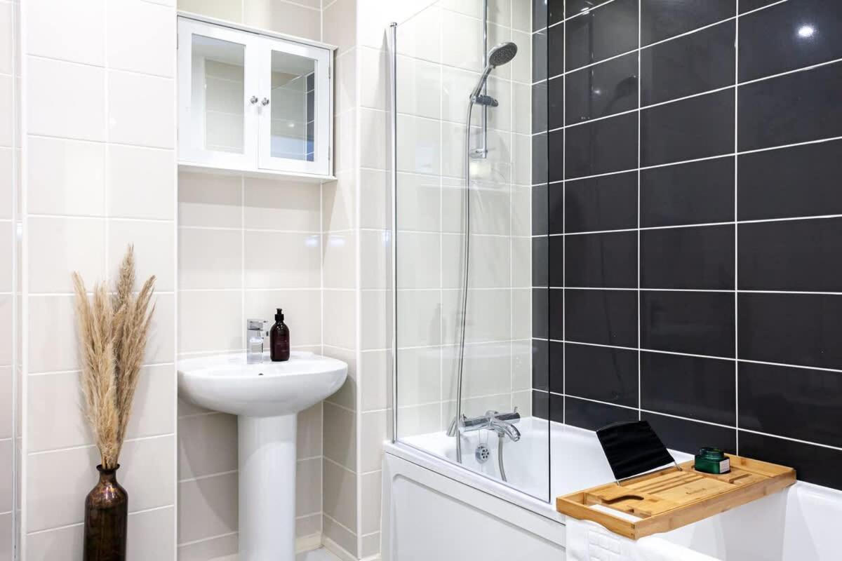 Ambassador House By Truestays - Luxury 4 Bedroom House In Stoke-On-Trent Etruria Exterior foto